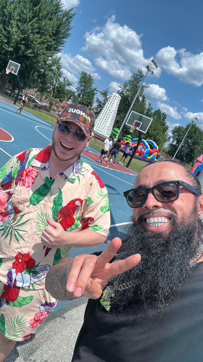 SixP_'s tweet image. @4evaFamouss pulled up and brought some @BoredMunchies for the kids