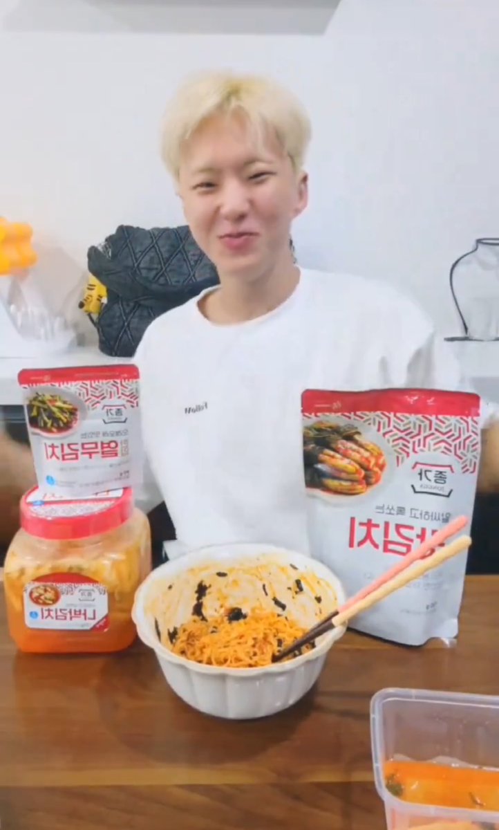 : กิมจิแท้มั้ยครับ
: แท้จ้า
: โกงมั้ยครับ
: ไม่โกงจ้า นี่หน้าพ่อค้า
: จีบได้มั้ยครับ
: ได้จ้า
: ตามบทหนูต้องตอบว่าโกงจ้า?
: โหพี่สุดหล่อหล่อขนาดนี้ หนูไม่เล่นตัวแล้วจ้า