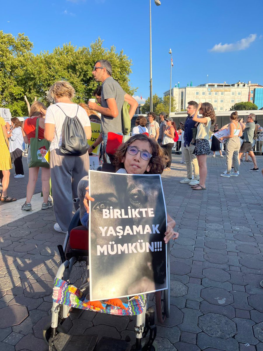 guclusinemm's tweet photo. İnsanları hayvan sevgisine göre sınıflandırmak ,kutuplaştırmak ancak kötü insanların işidir .  Bakın bu kız kardeşimize utanın #YasaDeğilCinayet https://t.co/NVOMU5EhOc