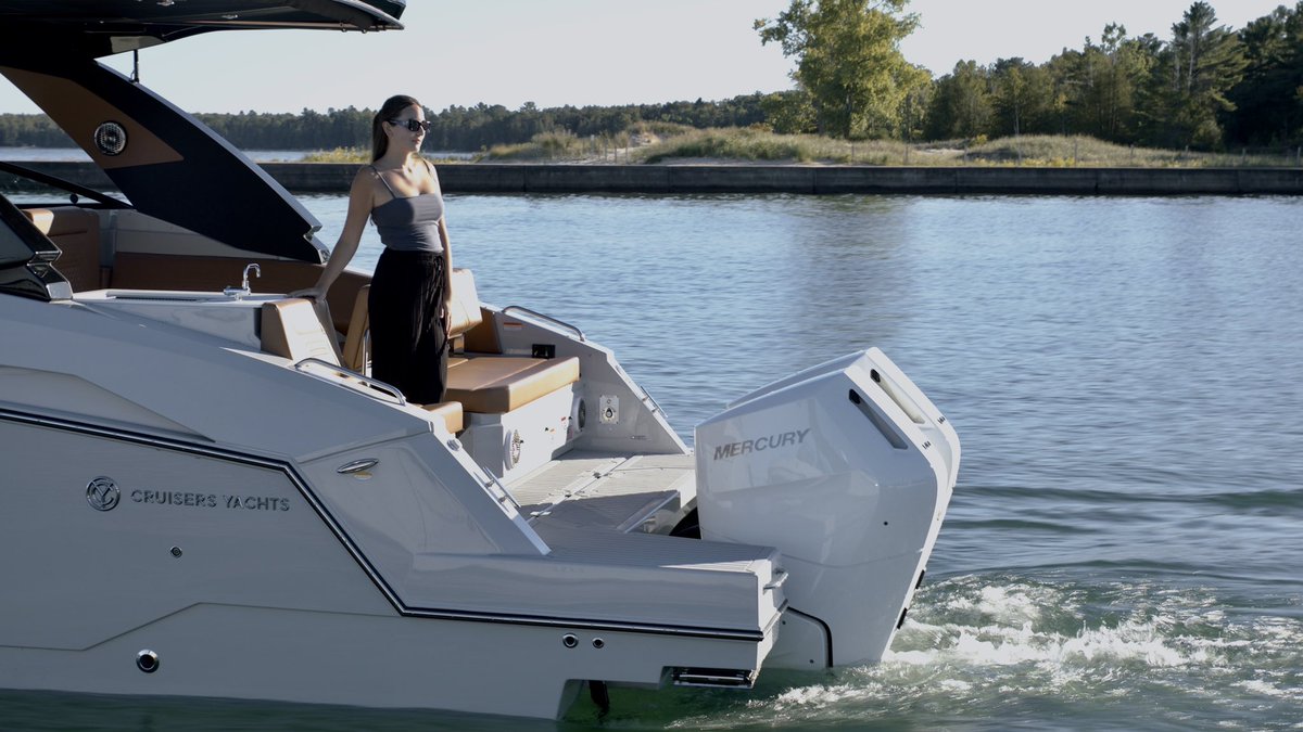 CruisersYachts's tweet image. The 34GLS is designed for spending weekends on the water. It's the ultimate day boat that offers a unique blend of performance, comfort and livability. #onthewater #weekendsaway #34gls