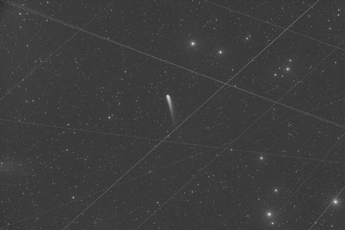 PepeChambo's tweet photo. El nivel de basura puesta en órbita por SpaceX es ya insufrible.
Señores y señoras de la @IAU_org ¿hacia dónde están mirando? ¿No les cae la cara de vergüenza criticando sólo con la boca pequeña? Deberían de haber montado un pollo mundial ya hace demasiado tiempo, 🤬!
#starlinked https://t.co/i7QbpzXfha