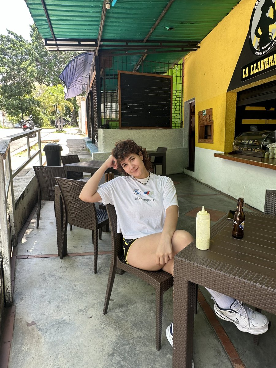 esneisser's tweet image. últimas empanadas en dictadura