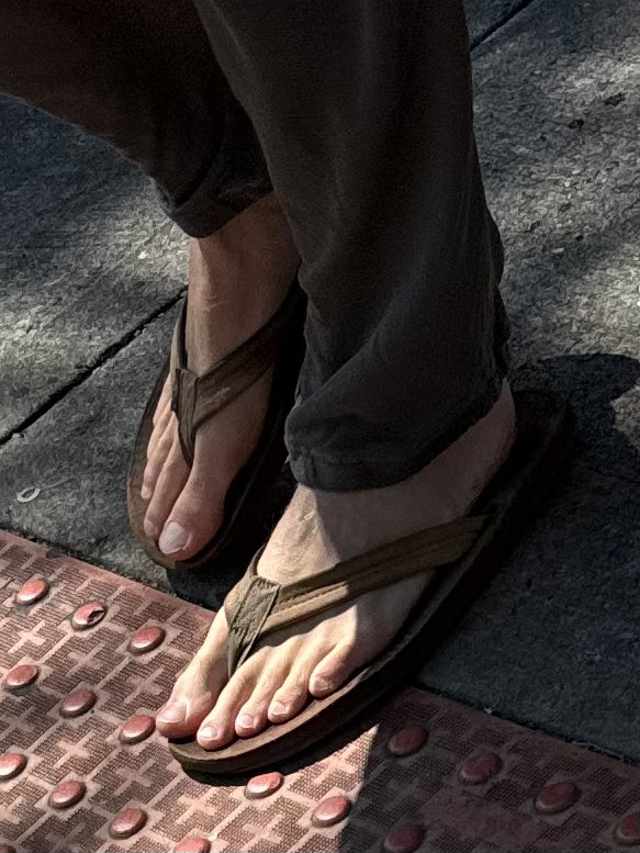 pieds007's tweet photo. East Village…long toes…flip flops… https://t.co/VmFEsX97ud