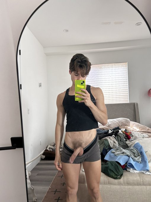 I&rsquo;m a mess in the mornings but at least my cawk is big https://t.co/b2dZYUt4u2