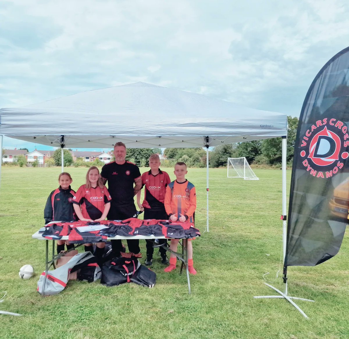 A fantastic afternoon supporting The Vicars Cross Family Funday. It was lovely to see so many of our players there and the Beat The Goalie was a great success, never seen a queue so long 🧤⚽️ #vxdynamos #vicarscrossfamilyfunday #beatthegoalie