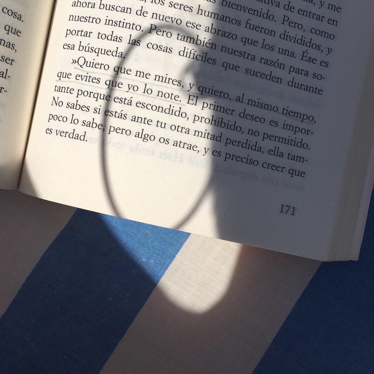 sobre los ojos y las miradas….. mirar y querer q te miren apartar la mirada buscar la mirada de la otra persona sentir su mirada…