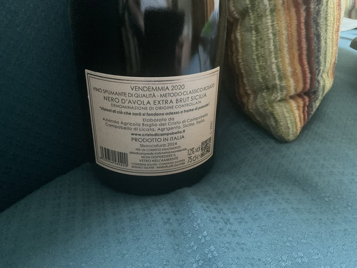 Amci #winelovers questa sera in Sicilia con Metodo Classico Extra Brut di Cristo di Campobello. Al naso piene e vivaci note eleganti di crosta di pane, frutta, bel floreale e macchia mediterranea. Al palato grande freschezza e perfetta acidità con un sorso lungo e gratificante
