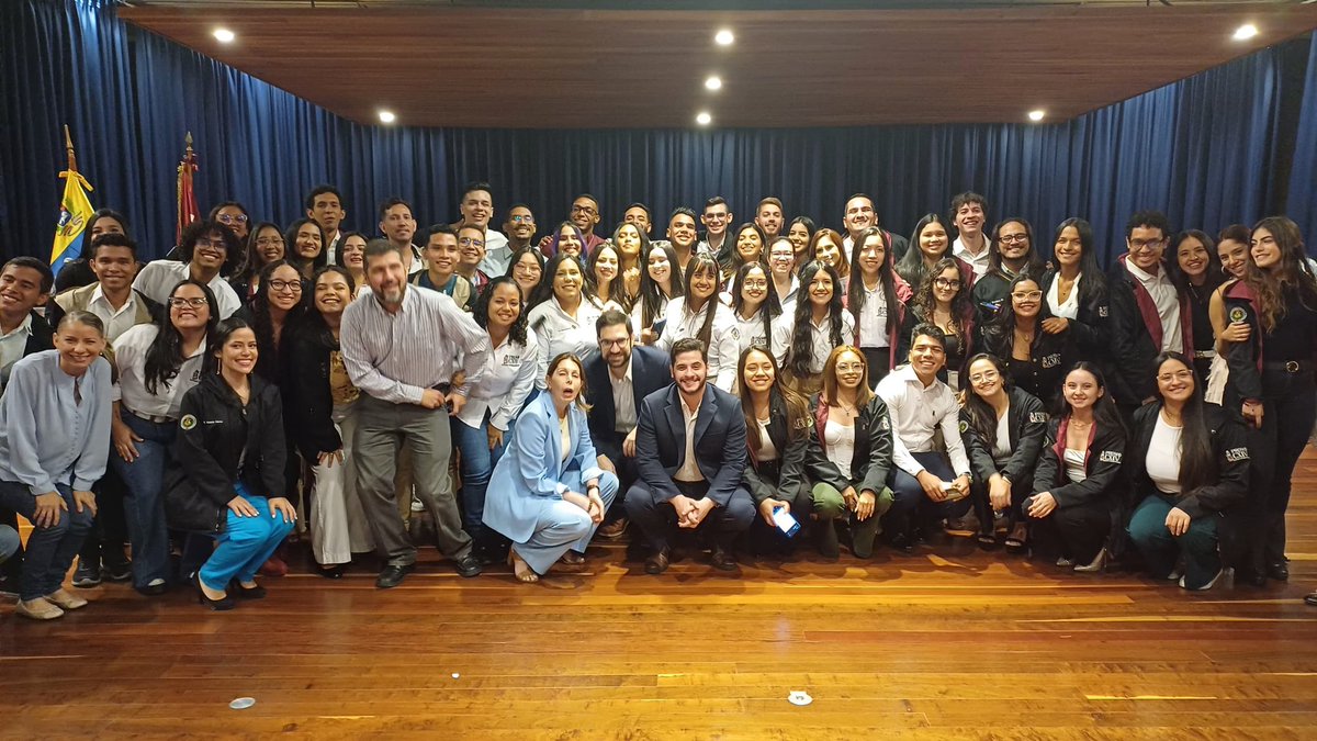 Promoción 114 de licenciados en estudios internacionales de FACES, UCV. 

Asistimos a un acto especial que reúne a profesores, graduados y familiares en la última clase del pregrado el #25Julio a pesar de lo difícil del momento y de todas las dificultades de ese día.

Feliciter!