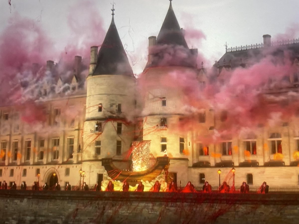 mljobdeboj's tweet photo. Back to Opening ceremony on the Seine river @Thomajolly. Hier soir, un soleil couchant, cela aurait été un peu bateau ¿ À Paris, on aime les bateaux et on s’arrête souvent pour les regarder, même s’ils ne sont pas sur l’eau. https://t.co/Z7MdFH1tJu https://t.co/pqds9vZG1b