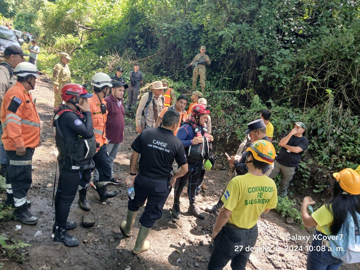 #LoUltimo informa <a href="/alertacomando/">ComandosdeSalvamento</a> que han reanudado las labores de búsqueda y recuperación de una persona de 84 años de edad, que fue arrastrada por una corriente de aguas lluvias, el día jueves en el distrito de San Julián, municipio de Sonsonate Este, departamento de Sonsonate.