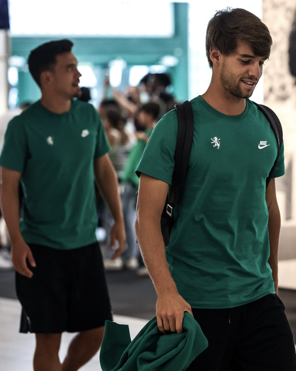 SportingCP's tweet image. Os nosso Leões já chegaram! 

Quem é que já está na bancada para a apresentação? 🤩
#SCPAC