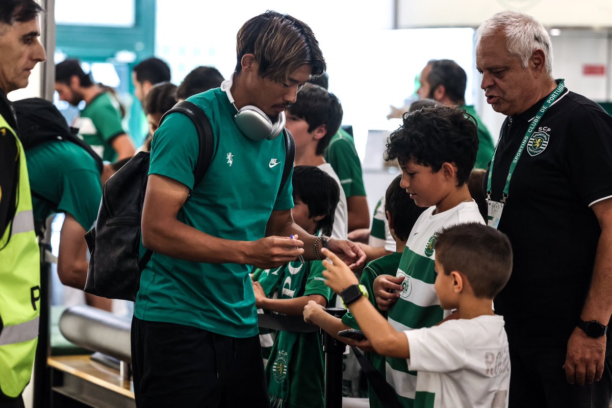 SportingCP's tweet image. Os nosso Leões já chegaram! 

Quem é que já está na bancada para a apresentação? 🤩
#SCPAC