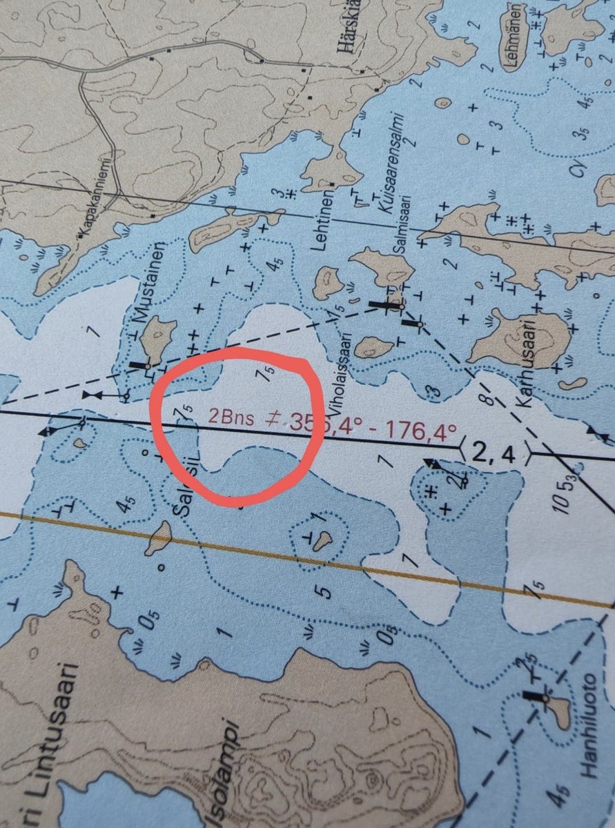 Hei <a href="/TraficomFinland/">Liikenne- ja viestintävirasto Traficom</a>, veneilijä ymmällään väylän suuntamerkinnästä, löytyykö apua?