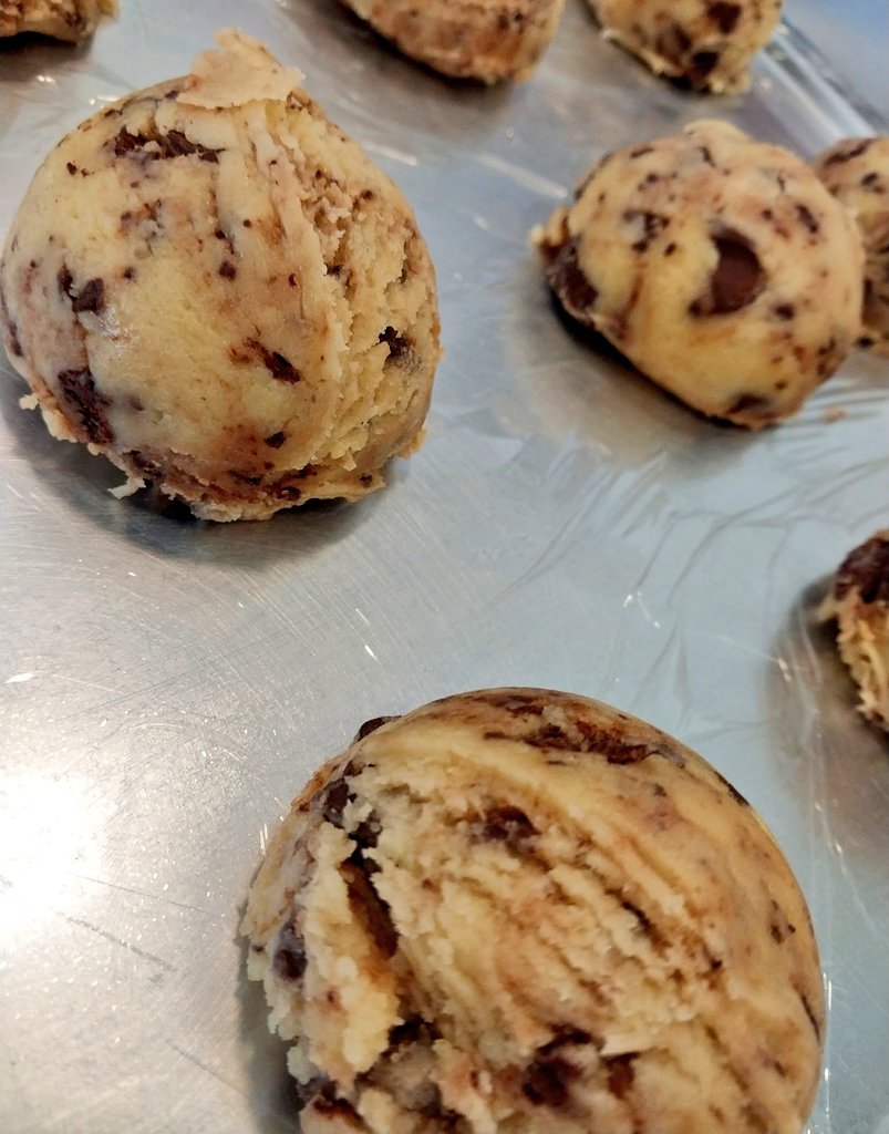 ALFACOOKIE, alfajor de cookies de vainilla y Chips de Chocolate relleno de dulce de leche.

Te dejo la receta sencilla y riquisíma para hacer con los más chicos.

Si te gusta y hacés RT, la pueden replicar muchos más!