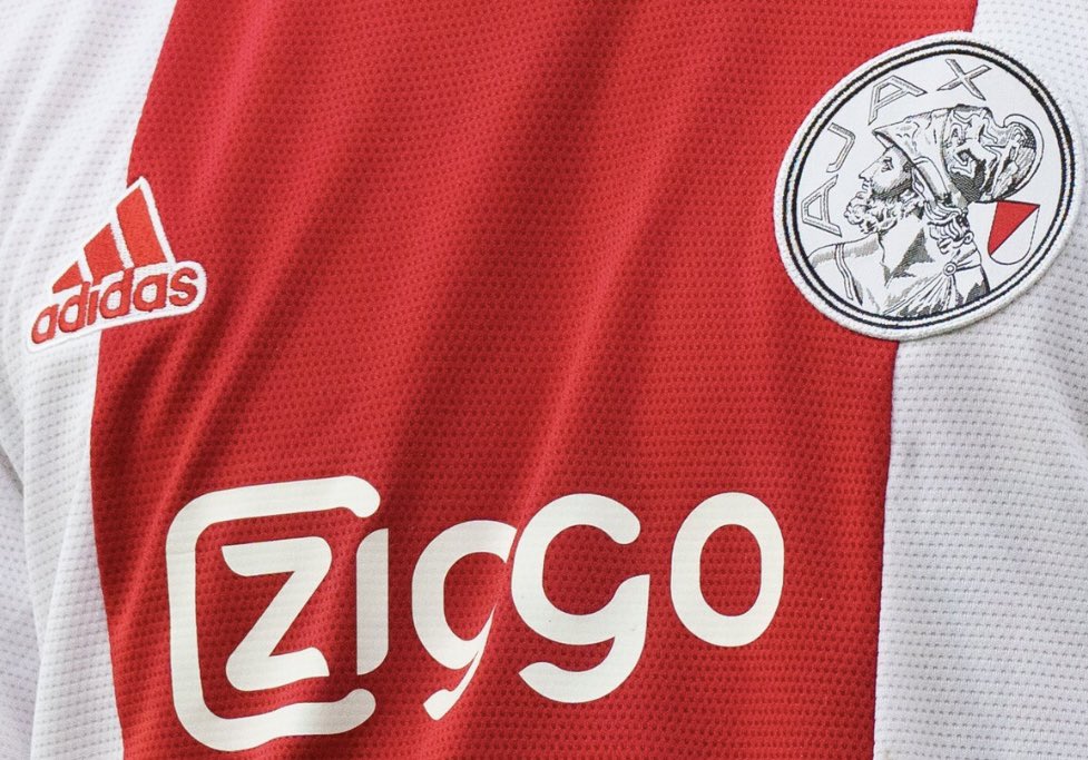 harmj59's tweet photo. #adidas, #ajax, een echt ajax shirt heeft een smallere rode baan dan het huidige…; denk aan je huisstijl, never forget your roots! https://t.co/X31yV5zTaJ