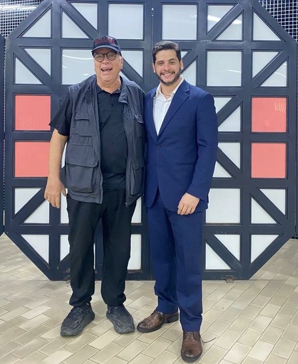 Aquí con uno de los padrinos de la Promo 114 de Estudios Internacionales, el prof. Jesús González (Chure). Algo apenado con la pinta de ese #25dejul, pero me fui caminando de mi casa a la UCV y luego a Las Mercedes. Eran dos compromisos a los que no se podía faltar...sin carro!