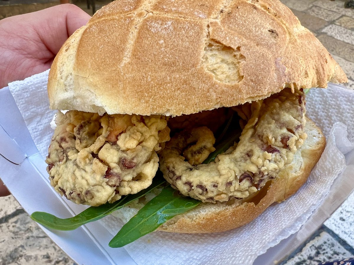 mfprysl's tweet image. „Eat the Kraken challenge” complete. And in a burger looking like straight from Arkham. But this was in the town of St. Nicolas.