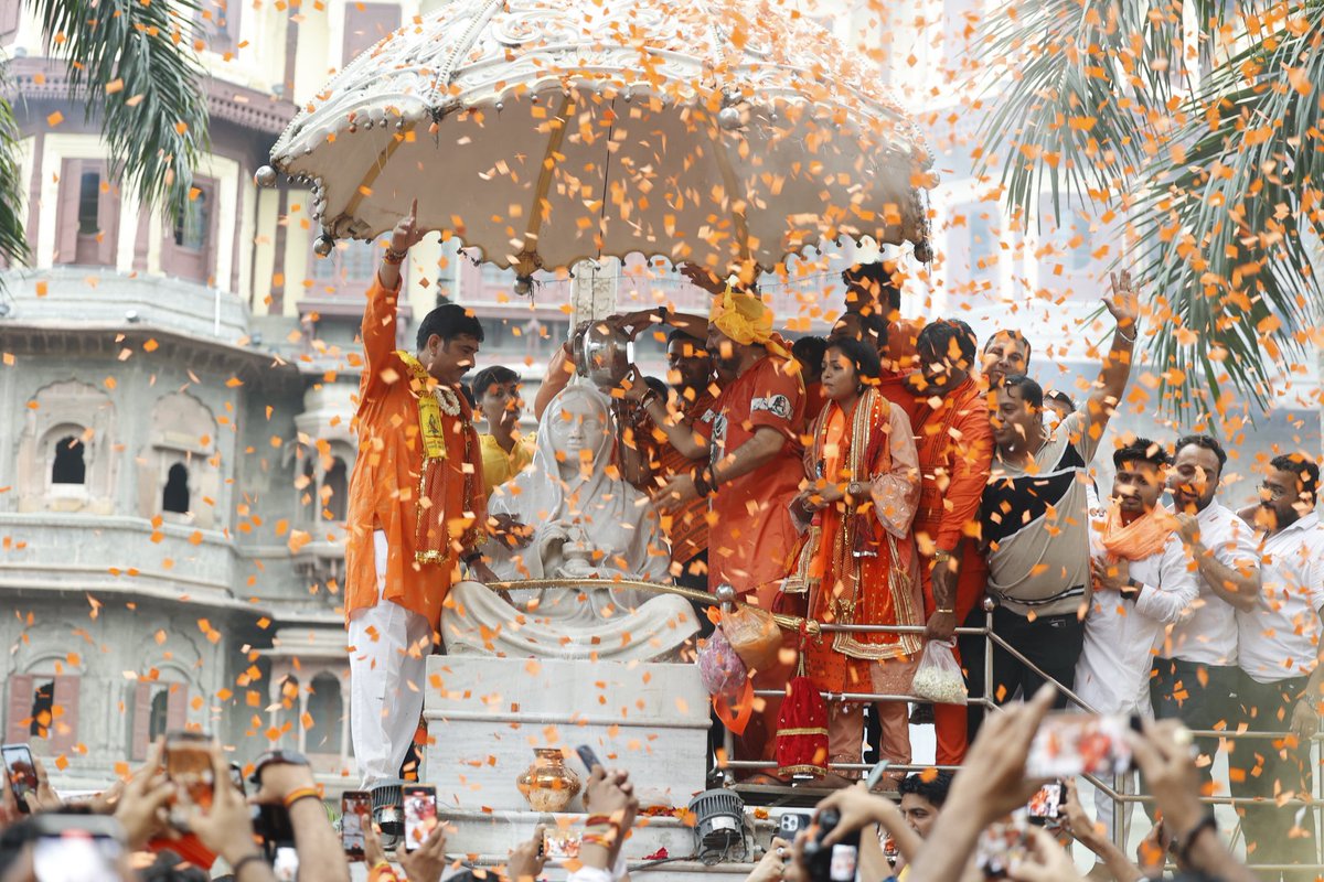 GoluShuklaInd's tweet photo. आस्था एवं विश्वास की प्रतिक #बाणेश्वरी_कावड़_यात्रा (2024) की इंदौर यात्रा के दौरान देवी माँ अहिल्या बाई होल्कर जी (300वा जयंती वर्ष) का दूध व जल से अभिषेक कर कांवड़ अर्पित की और उनका आशिर्वाद लिया। 

हर हर महादेव 🚩 https://t.co/FHAy1lnENa