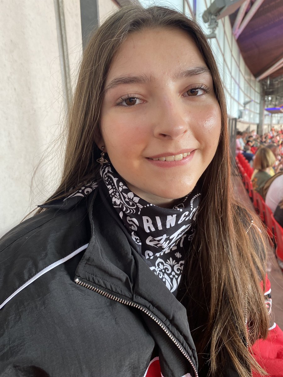 In the meantime we are working on ways to wear her bandana #BruceSpringsteen