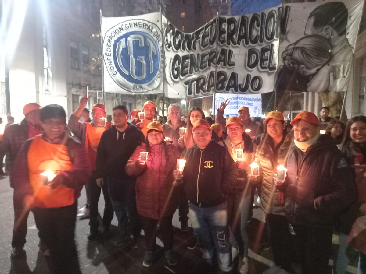 La UOLRA se unió a la marcha de antorchas en homenaje a Eva Perón, junto a compañeros y compañeras de distintos gremios.

La marcha fue organizada por la <a href="/CgtJuventud/">JuventudSindicalCGT 🇦🇷</a> y partió desde la <a href="/cgtoficialok/">CGT</a> 

Estuvieron <a href="/johanaduartes9/">Johana Duarte</a> <a href="/alejandrograma6/">alejandrogramajo</a> de <a href="/UTEPoficial/">UTEP</a> y <a href="/MaiaVolcovinsky/">Maia Volcovinsky</a>