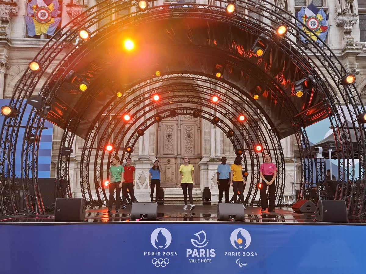 #Dansedesjeux <a href="/Paris2024/">Paris 2024</a> Les étudiantes de #UDanse <a href="/FFSportU/">FFSU</a> de nouveau sur scène ce samedi soir à la Terrasse des Jeux sur le parvis de l'hôtel de ville <a href="/VilleParis/">Ville de Paris</a> . RV à 21h15 pour une 2ème représentation !!🤩🤩