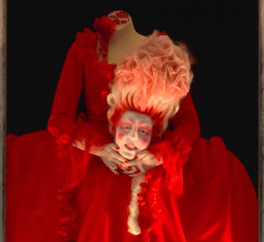 ChilErminia's tweet image. FUOR DI ... &quot;SENNA&quot;!?!
(Cerimonia di apertura Olimpiadi di Parigi 2024, la testa &apos;mozzata&apos; di Maria Antonietta...).
Alle 20 #blobremix, riassunto della settimana...