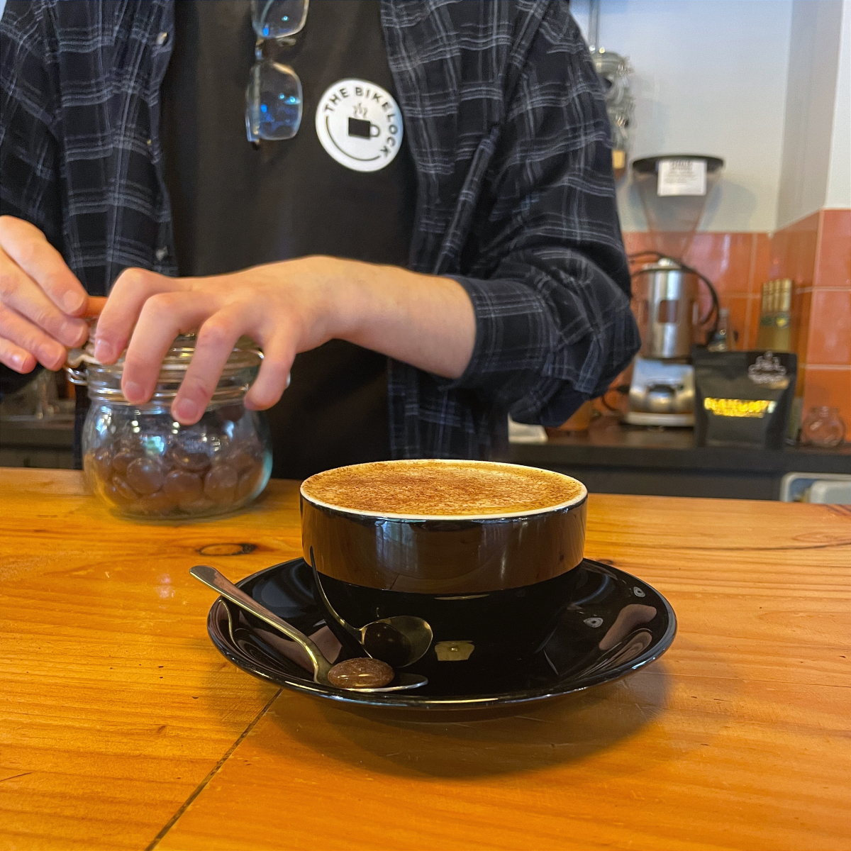 Our cappuccinos come with a minstrel on the side! 🍫

It's little extras like these, that we add just to make you smile at The Bike Lock.🤗

#thebikelock #socialenterprise #midweekslump #pickmeup #smile #itsallaboutpeople #coffeeshop #cardiffcoffee