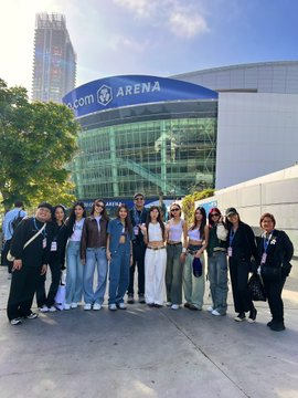 ABSCBNNews's tweet photo. Eyy muna kayo diyan sa LA! 🤙

Members of the nation's girl group @BINI_ph are ready to take the KCON LA 2024 stage for their M Countdown Preshow performance at https://t.co/54NKR3TSAG Arena.

(📷: BINI/X) https://t.co/3YqJMh6JsV
