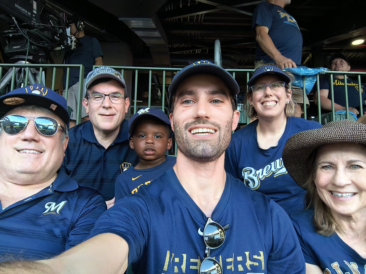 mugrd06's tweet photo. #Thisismycrew Go Brewers! https://t.co/rtUJpxugCz