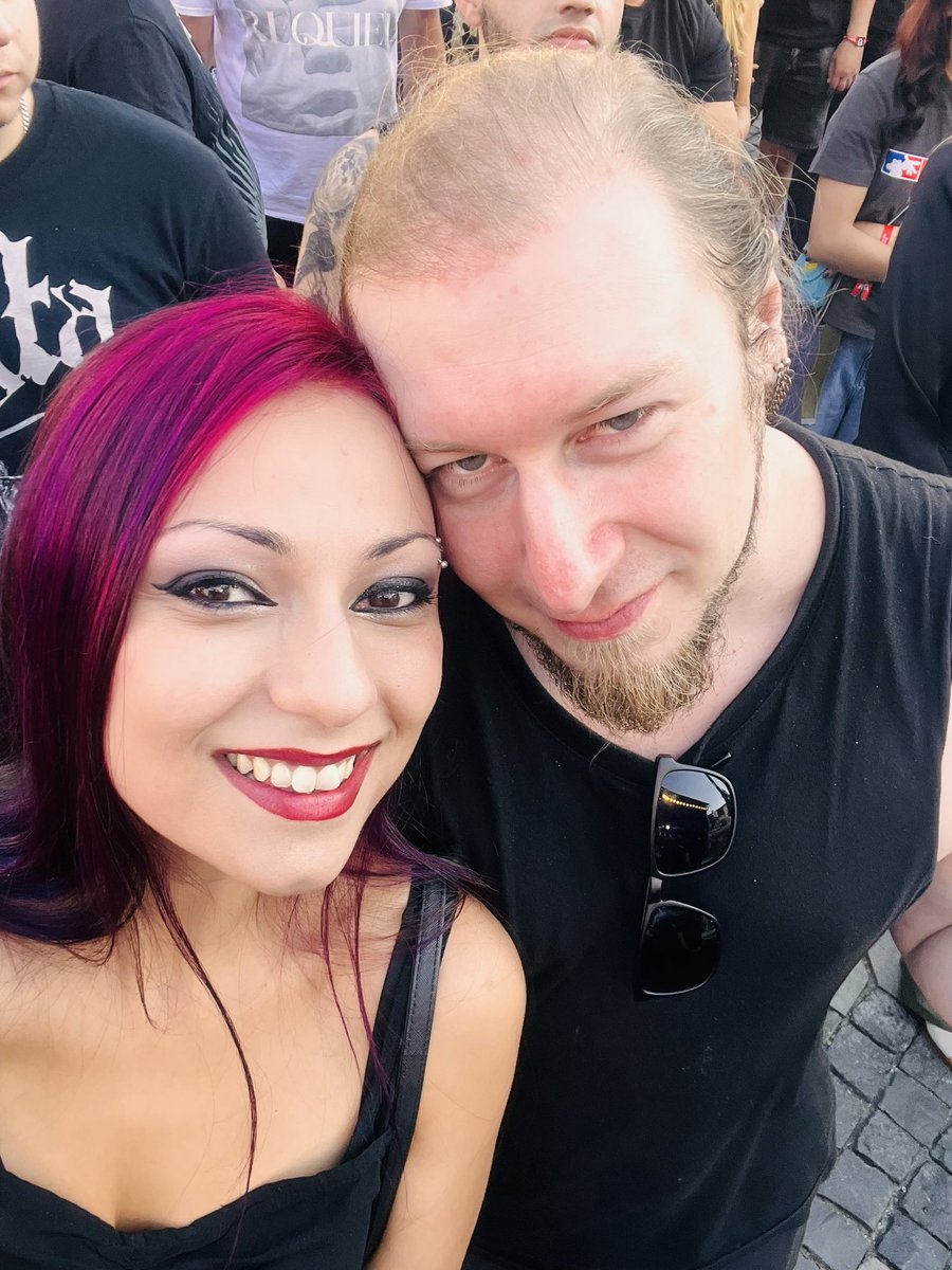 ArtoonsDesign's tweet photo. Met some old friends, made some new memories! @Korn absolutely shook Sibiu to the ground!
#artmania https://t.co/AoSvluZBkm