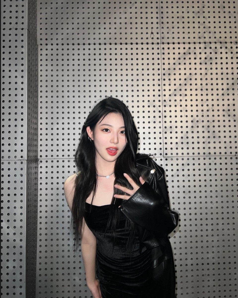jsjxueyi's tweet photo. 🐻‍❄️ · xueyi update, #jsjpics.
vestidinho preto não tem erro! decidi ser social hoje. 💖 https://t.co/66qhZpztG0