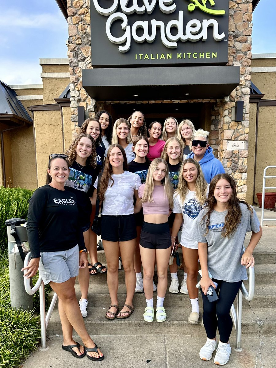 shseaglesvball's tweet photo. 5-0 so far at the Bluegrass Games! Headed to the Championship Flight tomorrow! We ended the day with our annual @olivegarden tradition with the family!💙🏐🦅 https://t.co/Wb6eukXW69