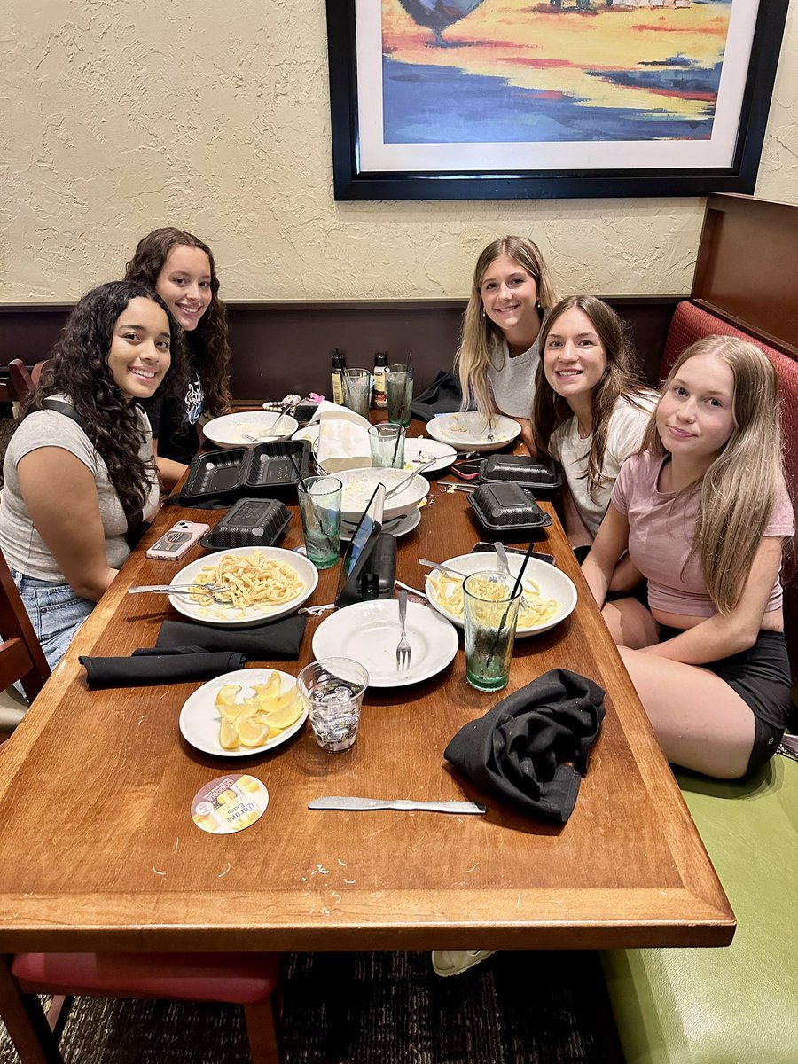 shseaglesvball's tweet photo. 5-0 so far at the Bluegrass Games! Headed to the Championship Flight tomorrow! We ended the day with our annual @olivegarden tradition with the family!💙🏐🦅 https://t.co/Wb6eukXW69