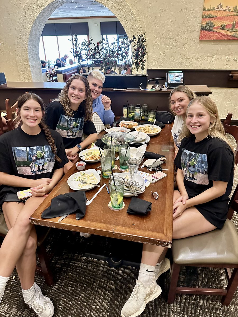 shseaglesvball's tweet photo. 5-0 so far at the Bluegrass Games! Headed to the Championship Flight tomorrow! We ended the day with our annual @olivegarden tradition with the family!💙🏐🦅 https://t.co/Wb6eukXW69
