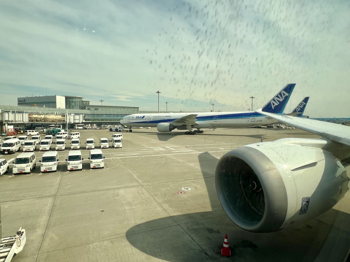 iso_pyon's tweet photo. #NH243 #JA833A
#B787_9
間に合った💦
とりあえず飛行機乗れれば全てOK
お子さま連れ多いです
夏休みですねぇ
ところで
今はシウマイ弁当空弁として売ってるんですね
臭いの強いものは売らないって言ってたのになあ
新幹線でも臭い辛いのに飛行機で食べられたらたまったもんじゃないですよね
匂いも大切な楽しい旅の要素と思うのだけれど