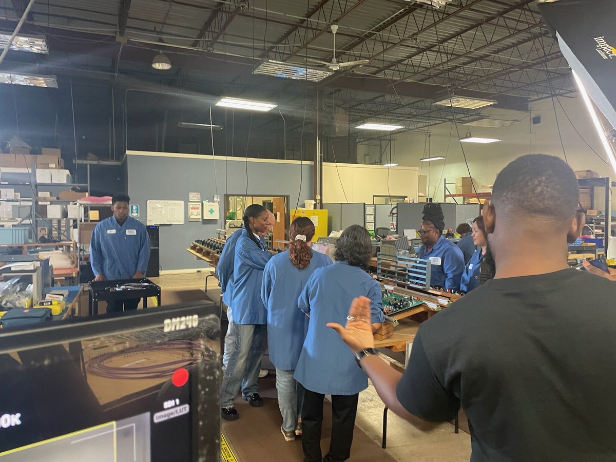 fullviewpro's tweet image. Peek behind the scenes of our project with Electrosoft and Director + DP duo Emmanuel Afolabi and Justin Ivory 🎬✨

We are grateful for the opportunity to tell the story of a 30+ year legacy business. Stay tuned!

#Electrosoft #BehindTheScenes #FullViewProductions