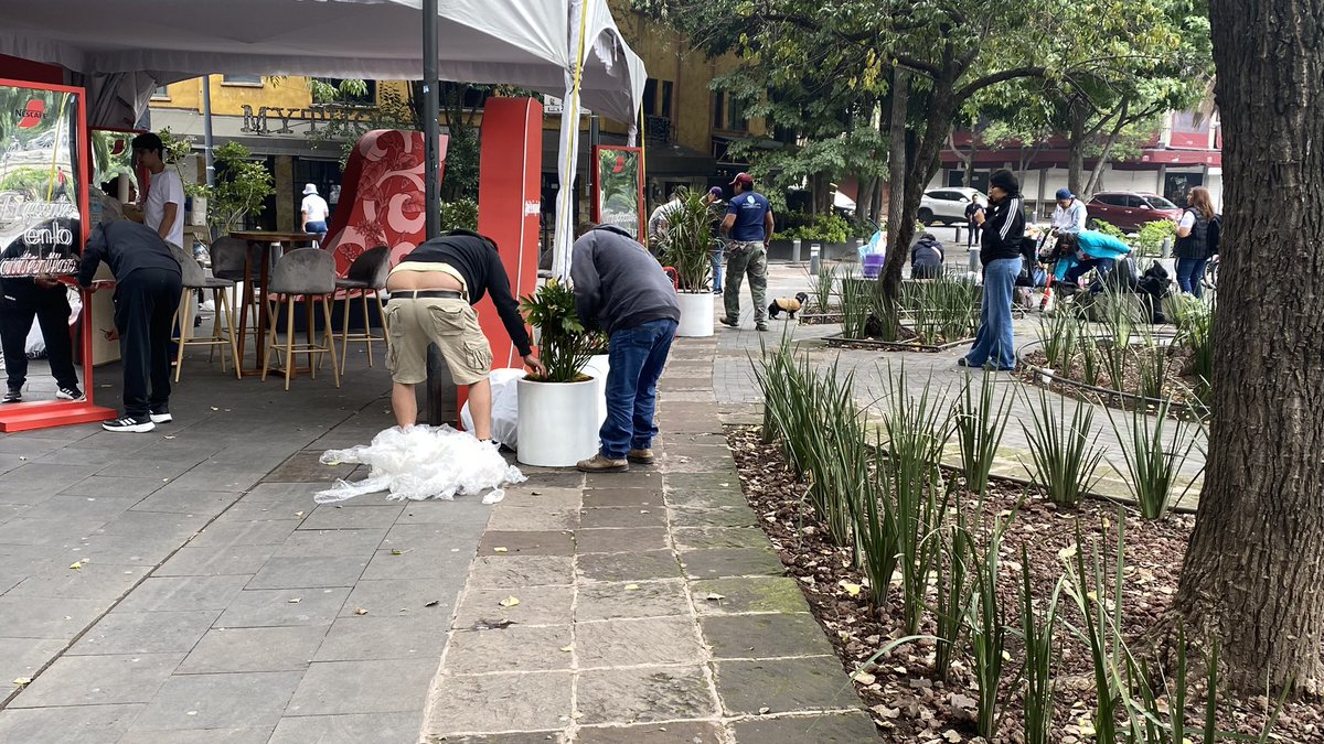 <a href="/AlcCuauhtemocMx/">Alcaldía Cuauhtémoc</a> nuevamente activación de marca en la Glorieta de Cibeles <a href="/LaRomaDF/">Colonia Roma 🚲</a> los espacios públicos son para el disfrute, están desatados, justifican que van a donar plantas a cambio del permiso, les vale la accesibilidad ccp <a href="/martibatres/">Martí Batres</a> <a href="/IntiMunoz/">Inti Muñoz</a> @seduviCDMX