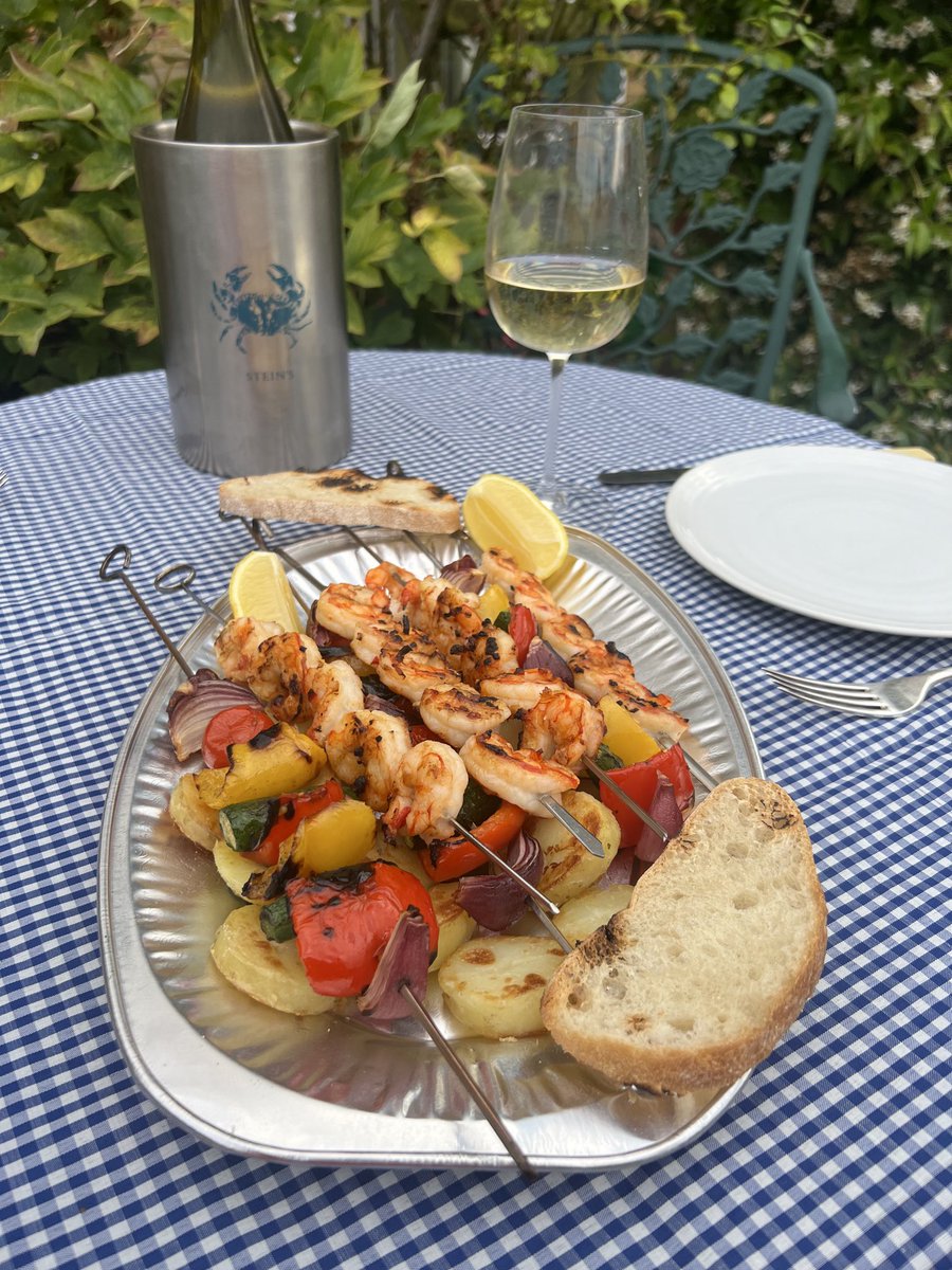 MarrisRobert's tweet photo. Barbecue red shrimps, vegetables and a glass of Pinot Grigio #lamiacucina #vegetables #redshrimps  #BBQ #pinotgrigio #sabrinaghayour #homecooking https://t.co/xiGBL8qNTM