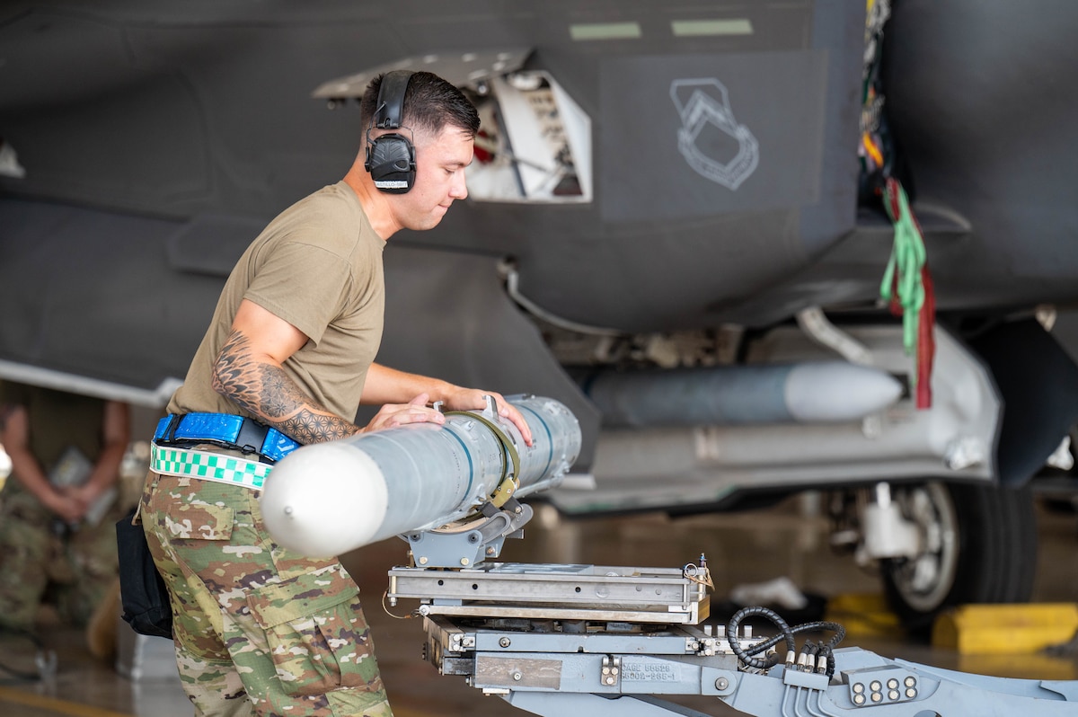 AETCommand's tweet image. We’re thrilled to showcase the outstanding skills and dedication of our @LukeAFB #Airmen in the recent 2nd Quarter Weapons Load Competition! 🎯💪 This demonstration serves as a testament to the commitment to excellence of our force developers, which defines #TheFirstCommand.