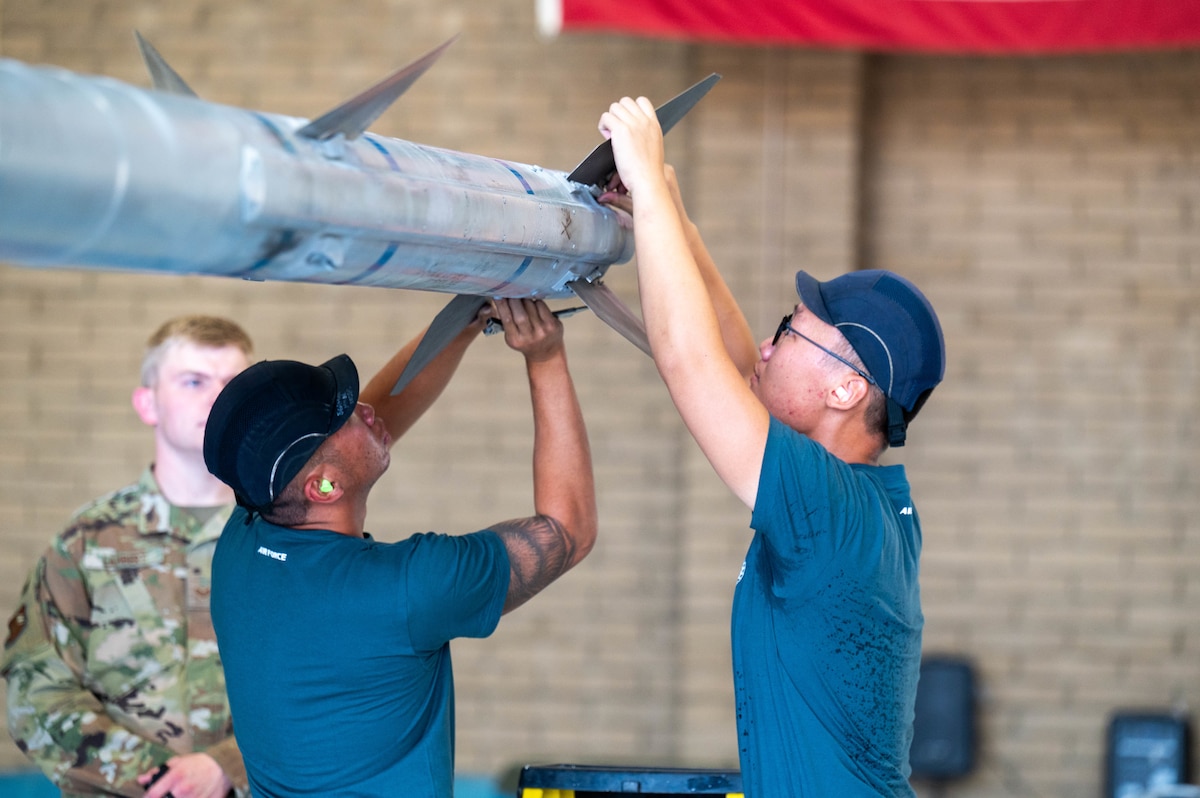 AETCommand's tweet image. We’re thrilled to showcase the outstanding skills and dedication of our @LukeAFB #Airmen in the recent 2nd Quarter Weapons Load Competition! 🎯💪 This demonstration serves as a testament to the commitment to excellence of our force developers, which defines #TheFirstCommand.