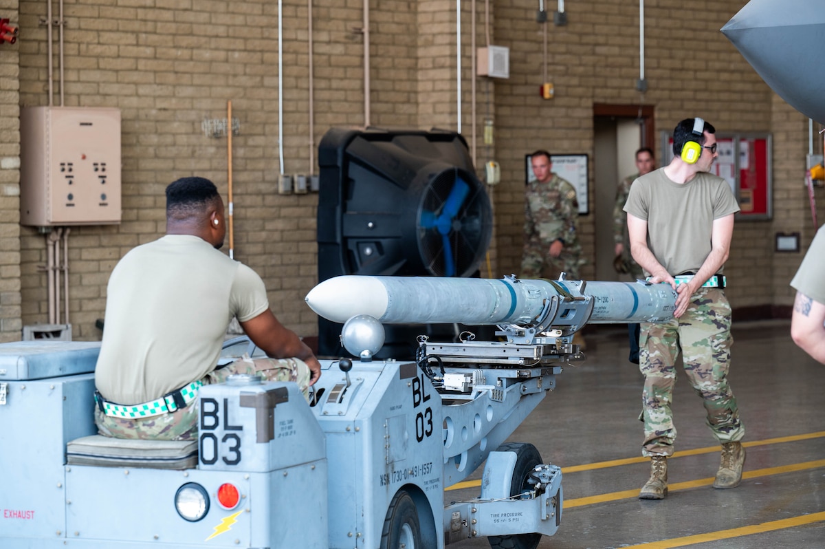 AETCommand's tweet image. We’re thrilled to showcase the outstanding skills and dedication of our @LukeAFB #Airmen in the recent 2nd Quarter Weapons Load Competition! 🎯💪 This demonstration serves as a testament to the commitment to excellence of our force developers, which defines #TheFirstCommand.