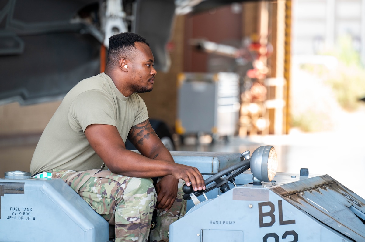 AETCommand's tweet image. We’re thrilled to showcase the outstanding skills and dedication of our @LukeAFB #Airmen in the recent 2nd Quarter Weapons Load Competition! 🎯💪 This demonstration serves as a testament to the commitment to excellence of our force developers, which defines #TheFirstCommand.