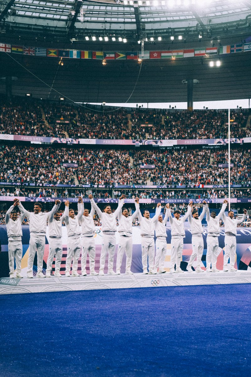 TonyEstanguet's tweet image. « Le rugby, ça se partage »
Pensée pour Bernard Lapasset avec cette victoire des Bleus qui est aussi celle de tous les Français ce soir. 
Magnifique, quel match, quelle ambiance !
Le premier titre il est pour vous, messieurs !
