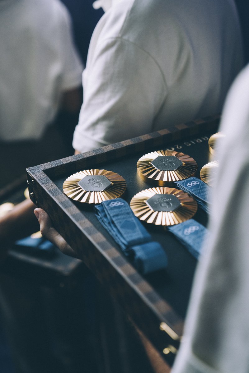 TonyEstanguet's tweet image. « Le rugby, ça se partage »
Pensée pour Bernard Lapasset avec cette victoire des Bleus qui est aussi celle de tous les Français ce soir. 
Magnifique, quel match, quelle ambiance !
Le premier titre il est pour vous, messieurs !