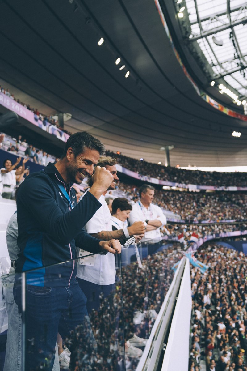 TonyEstanguet's tweet image. « Le rugby, ça se partage »
Pensée pour Bernard Lapasset avec cette victoire des Bleus qui est aussi celle de tous les Français ce soir. 
Magnifique, quel match, quelle ambiance !
Le premier titre il est pour vous, messieurs !