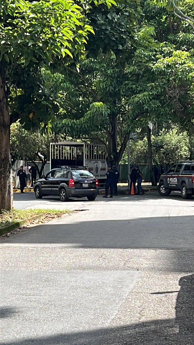 eldiario's tweet photo. #27Jul | Efectivos continúan en las afueras de la residencia del exdiputado Carlos Lozano (@CaminaCarlos) en Valencia, Carabobo. https://t.co/szT9coPpxP