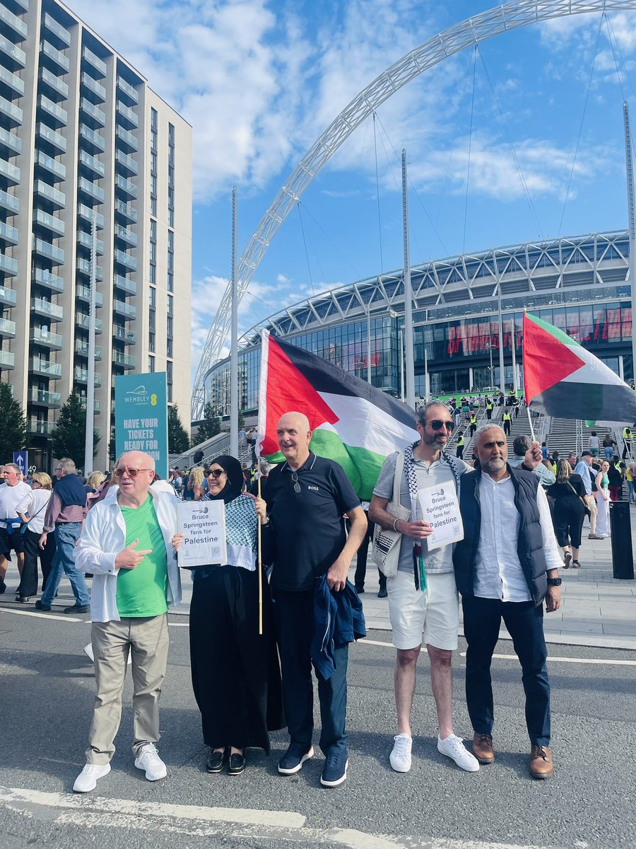 BrentHarrowPSC's tweet photo. Here for @springsteen, here for #Palestine at #Wembley today!
#SpringsteenFansForGaza #SpeakOutSpringsteen #CeasefireNow #SpringsteenTour2024 https://t.co/DgvcsyXNuY