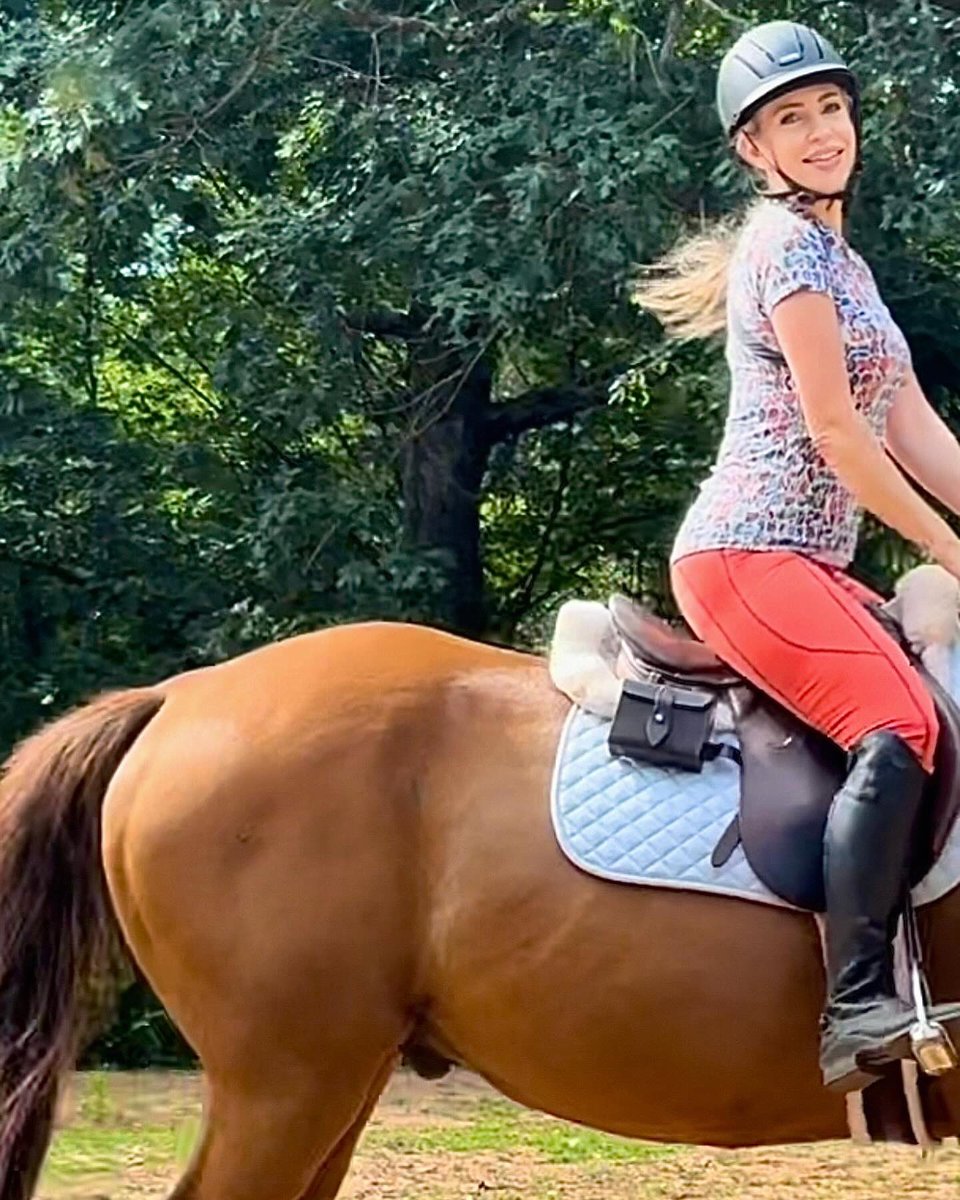 ChrissKnight's tweet photo. Howdy from my happy place! #horses #equestrian #horsefarm https://t.co/PRMxQQcefK