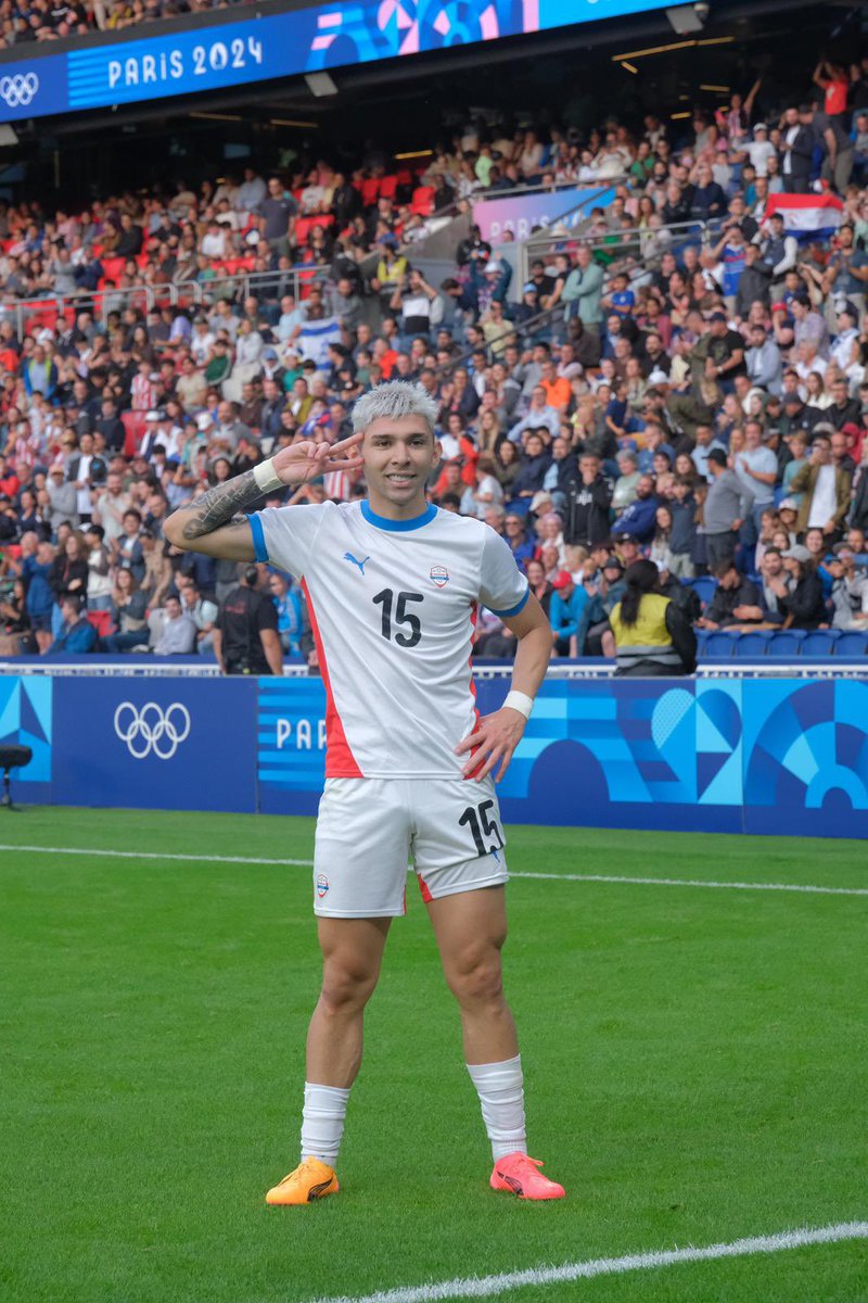 GustavoDel_'s tweet photo. - Pelo platinado
- Un botin de cada color
- Medias bajas
- Sobrador
- Tiene 245 novias

Julio César Enciso Espínola el mejor futbolista de los Juegos Olimpicos 2024. https://t.co/8HKzoAzLRN
