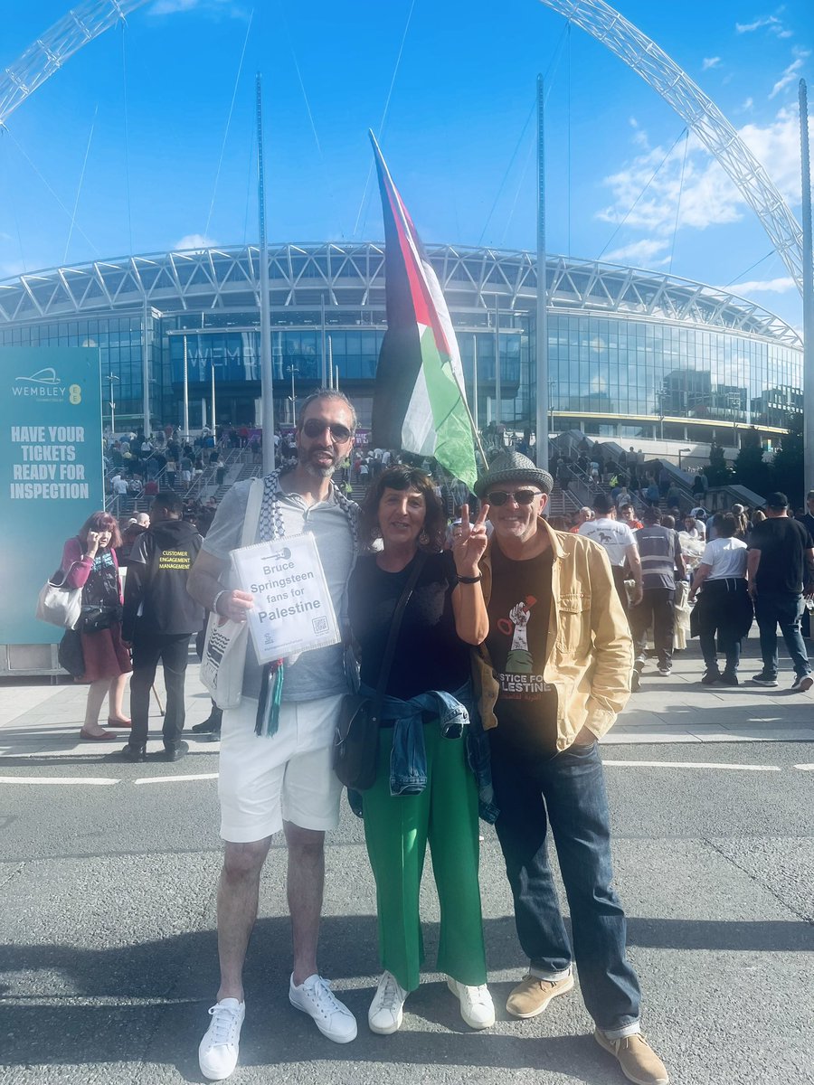BrentHarrowPSC's tweet photo. Fans here for @springsteen and #Palestine at #Wembley today!
#SpringsteenFansForGaza #SpeakOutSpringsteen #CeasefireNow #SpringsteenTour2024 https://t.co/7h0eVojMxM